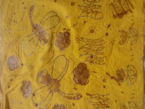 Tutup dengan lililjn batik, bagian-bagian yang dikehendaki berwarna kuning
